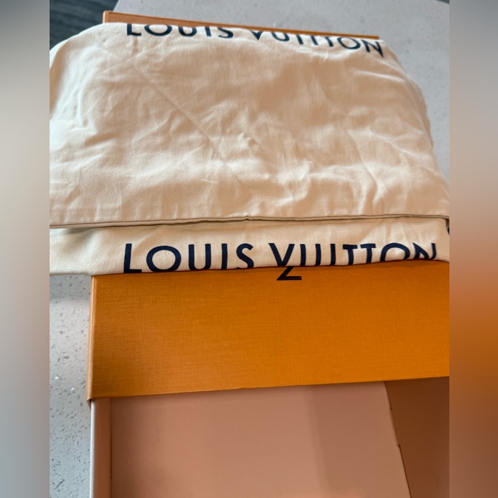 Louis Vuitton - Picture 12 of 12